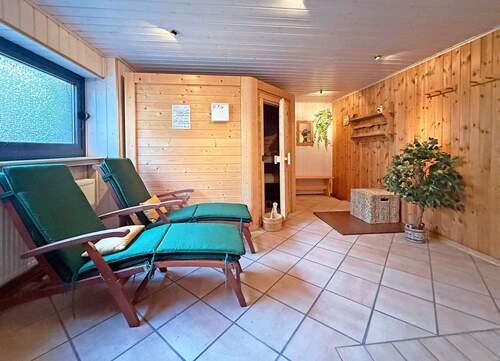 Wellnessbereich mit Sauna (UG) - 