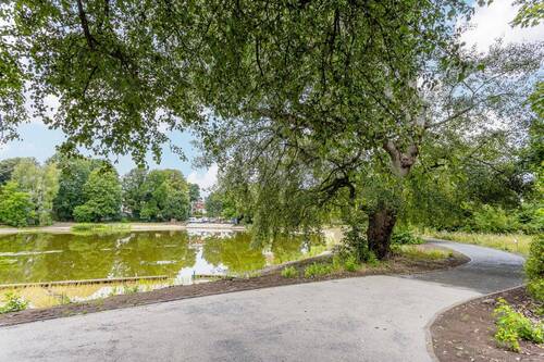 See mit Park an der Immobilie - 
