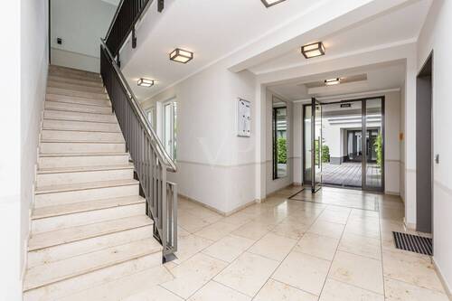 Treppenhaus mit Fahrstuhl - 