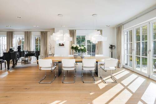 Lichdurchfluteter Esszimmerbereich - 