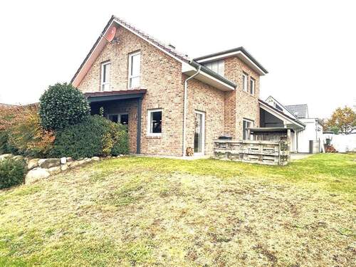 Ansicht Süd-Ost - Volksbank Immobilien: Neuwertig - Ankommen - Wohlfühlen - Ruhe genießen