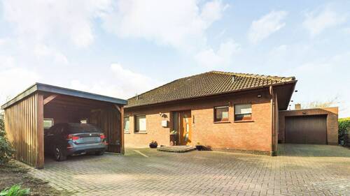 T1775 Auffahrt Straße - Bungalow mit Garage mitten im Grünen