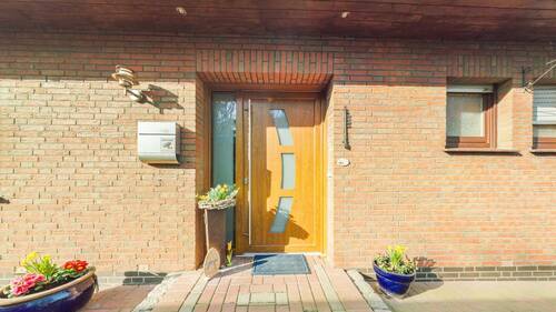 T1775 Eingang Haustür - 4 Zimmer Bungalow zum Kaufen in Twistringen / Rüssen