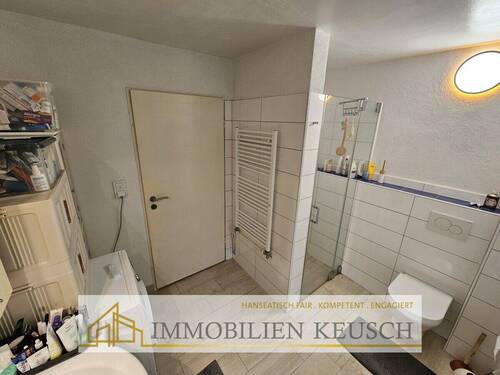 Duschbad mit Waschmaschinenanschluss - 