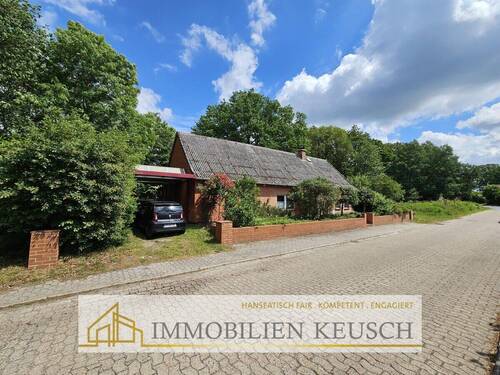 Vorderansicht mit Carport - EFH mit Traumgarten & unverbaubarem Blick ins Grüne, Ausbaupotential + Carport