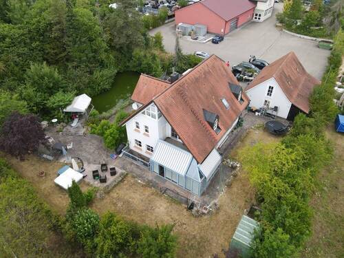 Bild 1 - Einfamilienhaus mit drei Garagen und großem Garten