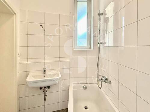 Wannenbad mit Fenster - 