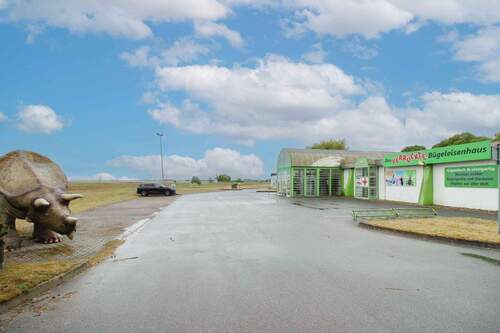 Auffahrt mit Parkflächen - Gewerbeobjekt (Büro, Produktion, Verkauf) in Zinnowitz