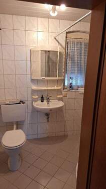 Bad im EG mit Fenster.jpg - 