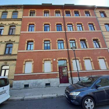 Straßenansicht.jpg - +++ Hübsche Drei-Raum-Wohnung im Dachgeschoss +++