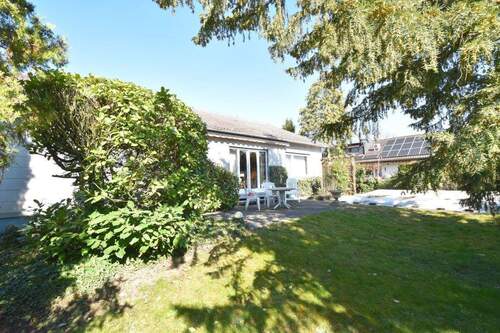 Seitenansicht mit Freisitz und Pool - 5 Zimmer Bungalow in Limburgerhof