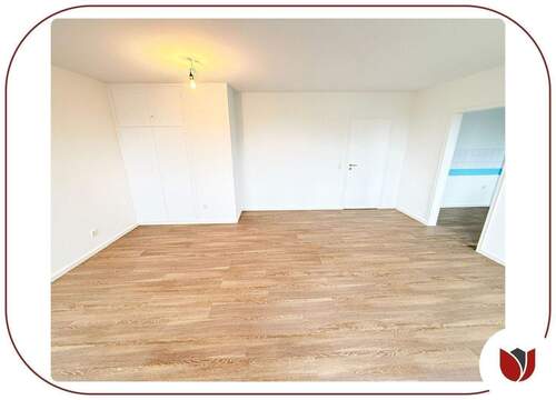 Wohnzimmer mit geräumigem Einbauschrank - 