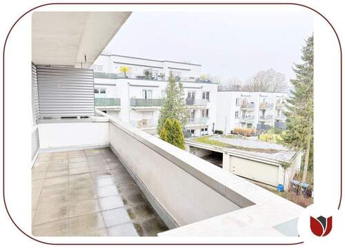 Überdacht: Balkon mit Blick in die Nachbarschaft - 