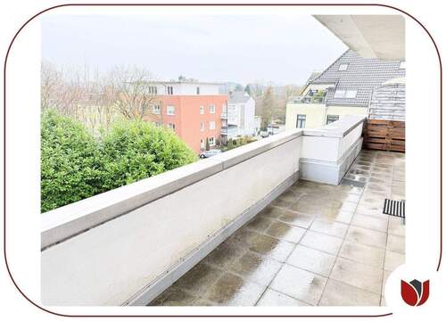 Überdacht: Balkon mit Blick in die Nachbarschaft - 