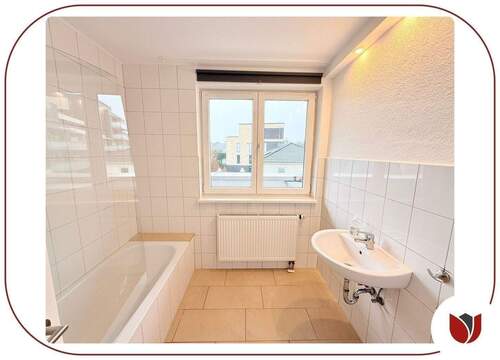 Umfassend saniert: Wannenbad mit WC - Etagenwohnung mit 67,90 m&sup2; in Leichlingen zur Miete