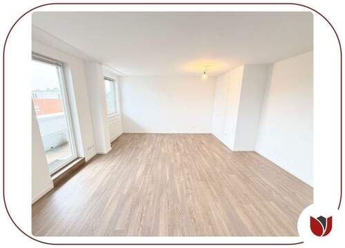 Helles Wohnzimmer mit Zugang zum Balkon - 