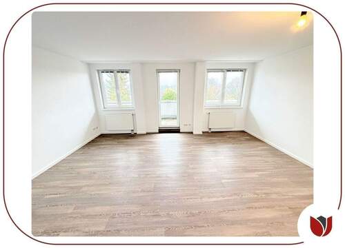 Helles Wohnzimmer mit Zugang zum Balkon - 