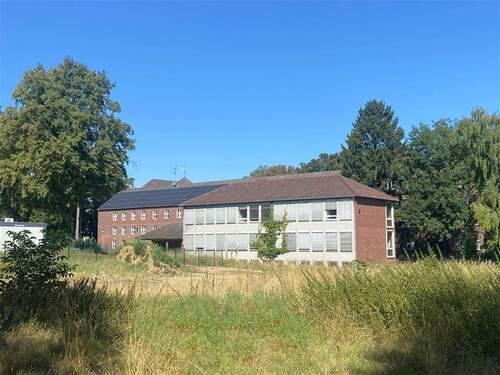 5 Blick von Süd-Ost auf Schul- und Nachbargebäude - 