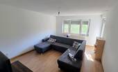 Wohnzimmer mit Balkonzugang - Etagenwohnung mit 50,00 m&sup2; in Nürnberg zur Miete