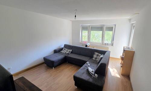 Wohnzimmer mit Balkonzugang - Etagenwohnung mit 50,00 m&sup2; in Nürnberg zur Miete