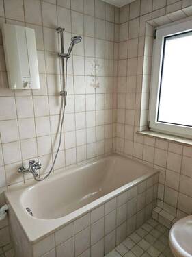 Tageslichtbad mit Wanne - 