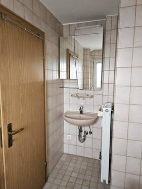 Bad Raumhoch hell gefliest - 