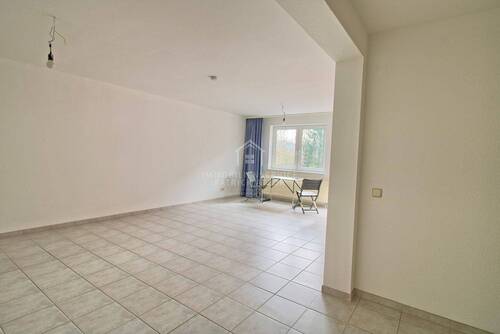 Wohnbereich Blick Richtung Fenster - 