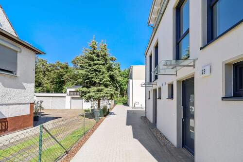 Hauseingänge - 5 Zimmer Doppelhaushälfte zum Kaufen in Berlin