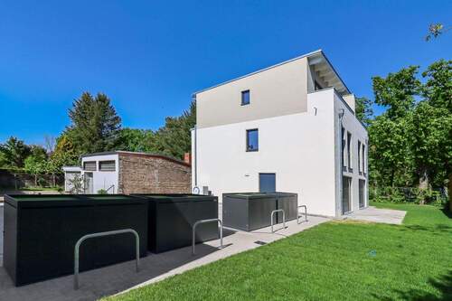 Parkplatz und Fahrradboxen - 5 Zimmer Doppelhaushälfte in Berlin