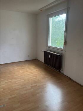 Weißes Schlafzimmer mit Fenster und braunem Parkettboden - 3 Zimmer Etagenwohnung zur Miete in Mannheim