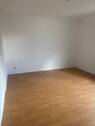Weißes Schlafzimmer mit Fenster und braunem Parkettboden - 3 Zimmer Etagenwohnung in Mannheim