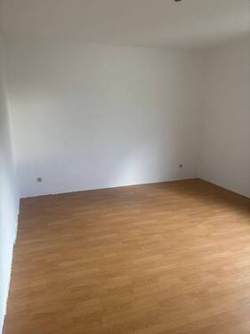 Weißes Schlafzimmer mit Fenster und braunem Parkettboden - 3 Zimmer Etagenwohnung in Mannheim