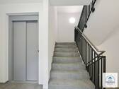 Fahrstuhl im Treppenhaus - 