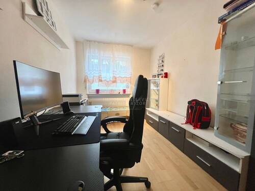 Erdgeschoss Büro Blick Richtung Fenster - 