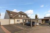 Frontansicht mit Doppelcarport - 8 Zimmer Einfamilienhaus zum Kaufen in Bedburg