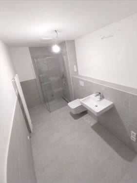 Bad mit Dusche - 