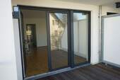 Blick vom Balkon aus in den Wohnbereich - 