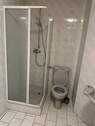 Badezimmer mit WC u Dusche.jpg - Etagenwohnung mit 65,00 m&sup2; in Niederwerrn zur Miete