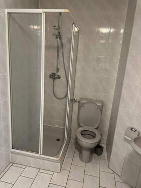 Badezimmer mit WC u Dusche.jpg - Etagenwohnung mit 65,00 m&sup2; in Niederwerrn zur Miete