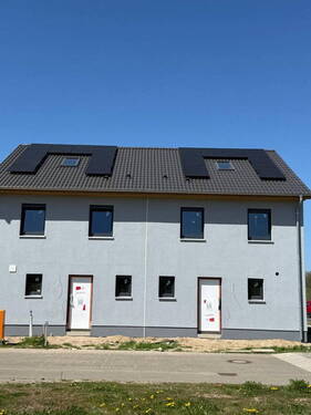 Ansicht Hausfront - Neubau-Doppelhaushälfte (5 Zi.) mit Garten & Stellplatz - ruhig gelegen, schnell in BerlinPotsdam