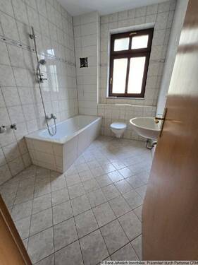 Bad mit Wanne und Fenster - 