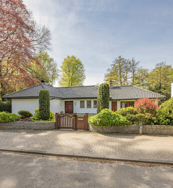 Außenansicht - Großzügiger Bungalow in Zentrumsnähe