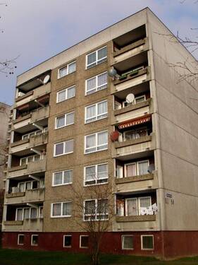 Ansicht eines mehrgeschossigen Wohnhauses mit Loggien - Hübsche 2 Zimmer-Wohnung mit Sonnenbalkon