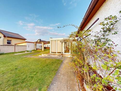 Titelbild - Ruhig gelegenes Haus mit Wintergarten, Garage und Nebengelass
