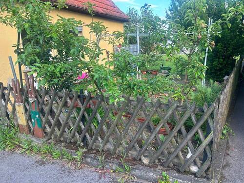 13 Idyllischer kleiner Garten am Haus.jpg - 