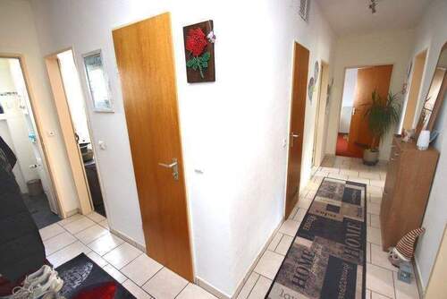 Flur mit Garderobe - 3 Zimmer Etagenwohnung in Eschwege