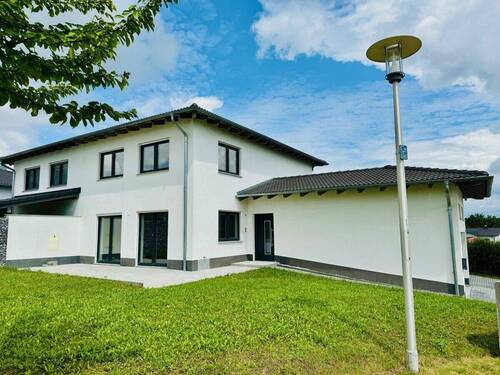 2 - 4 Zimmer Doppelhaushälfte in Oberschneiding