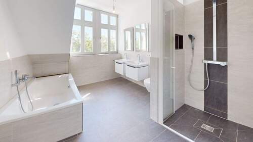 Tageslichtbad mit Dusche und Wanne - 