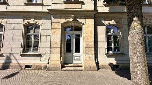 Haupteingang Straßenseite - 