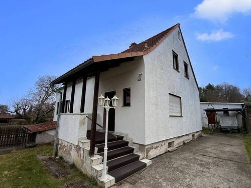 Einfahrt mit Carport - 7 Zimmer Einfamilienhaus in Waltershausen